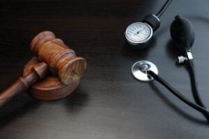 importance of expert witness in medical negligence claims - gavel and stethoscope on table